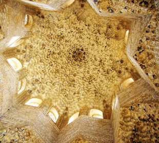 Kunstvoll handgefertigte Decke der Alhambra