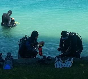 Taucher beim Vorbereiten