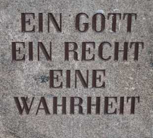 Inschrift am Sockel des Denkmals