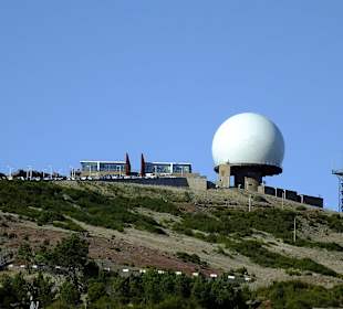 Radarstation und Gebäude mit Restaurant/Shop