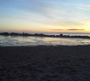Am Südstrand mit kleinem See auf dem Strand