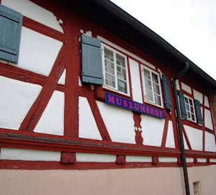 Am Eingang zur Kirche