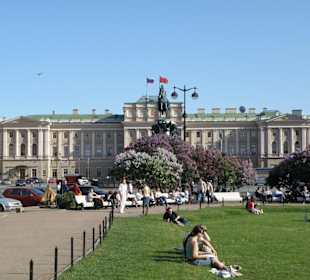 Di fronte alla chiesa
