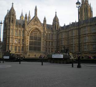 Panzerparade vor dem Parlament