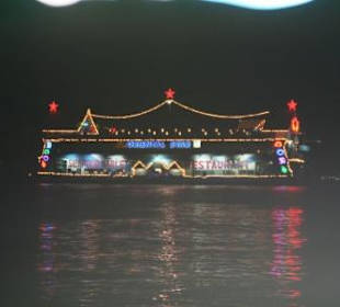 Das Schiff beleuchtet vom Ufer aus