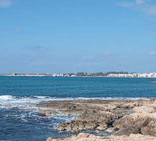 Blick auf den Hafen von Paphos vom Strand aus