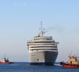 Ablegen eines Kreuzfahtschiffes, Hafen von Rhodos
