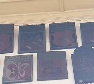 Wappen an der Kirchenwand