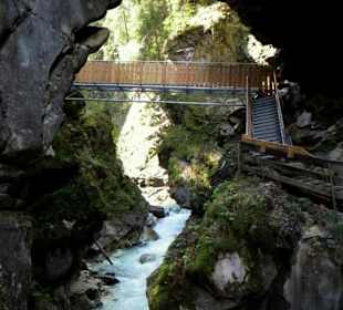 Fluß-Überquerung durch eine Brücke