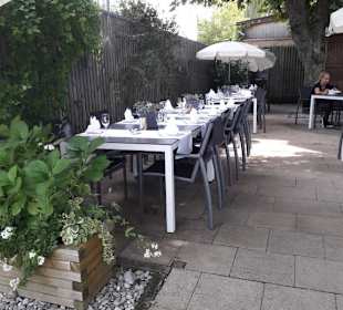 Tische auf der Terrasse