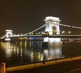 Kettenbrücke bei Nacht