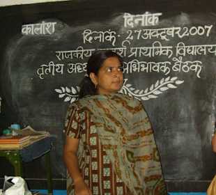 Lehrerin vor der Schultafel