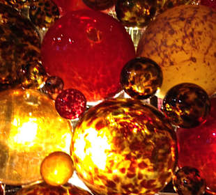 Mdina Glass Christmas Tree in front of L´Accademia