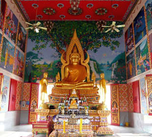 Buddha im Inneren des Tempels