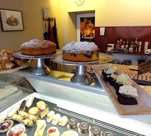 Kuchen und Törtchen in der Auslage