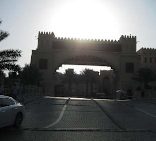 Zufahrt in der Abenddämmerung