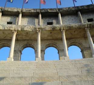 Colosseum (Blick von der Piazza)
