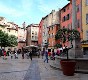 Площадь Трав в Грассе