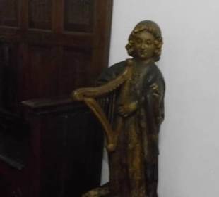 Figur im Musikzimmer