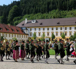 Musikkapellen ziehen in den Innenhof