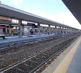 An den Gleisen des Bahnhof Cagliari