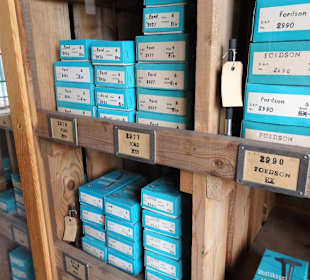 Im Lager der Ventilfabrik