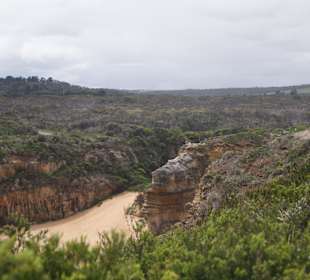 Bewanderbarer Strand am Loch Ard Gorge