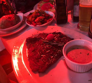 Essen am Abend vor dem Lokal