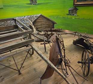 Alte Wagen und Werkzeuge