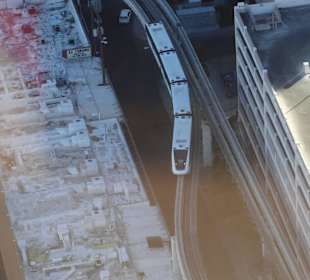 Unten fährt die Mono Rail