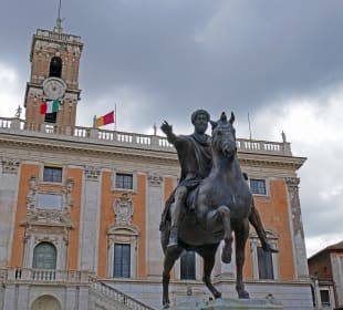 Kaiser Marc-Aurel vor dem Rathaus