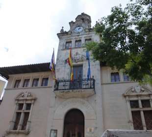 Das Rathaus an der Carrer Major