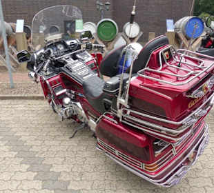 Parkplatz bei den Whiskyfässern