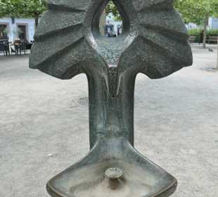 Brunnen mit Vogel am Georg-Wichtermann-Platz