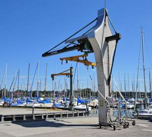 Die Krananlagen im Yachthafen Seeon-Seebruck