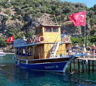 Ausflugsboot bei Amos