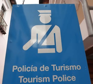 Es gibt eine Polizei in der Straße