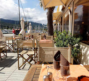 Sonnige Plätze direkt am Kai