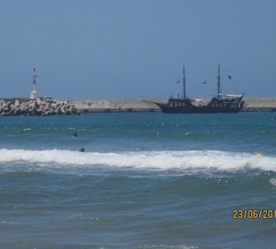 Strand mit Piratenschiff
