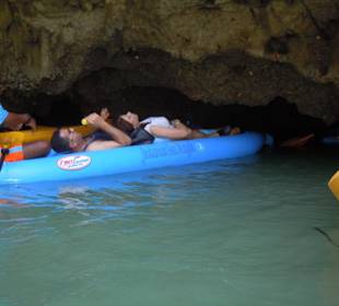 Mit dem See-Kajak unter die Felsen durch