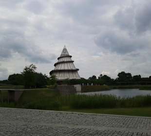  Parkblick mit Jahrtausendhaus im Hintergrund