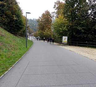 Weg vom Parkplatz zum Quai
