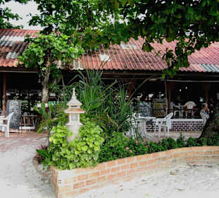 schönes Restaurant unter Bäumen