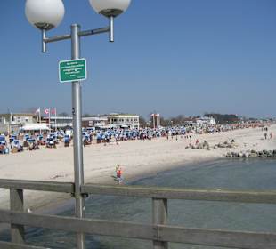 Blick von der Landungsbrücke auf den Strand