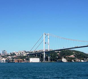 Blick auf die Brücke