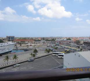 Ausblick vom Schiff auf Oranjestad