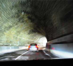 Im Inneren vom Tunnel immer Nässe