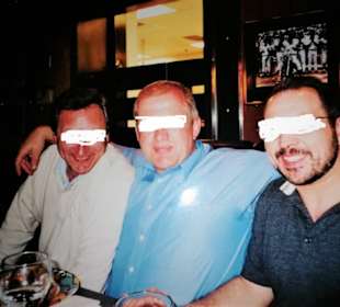 Lecker unter schwebenden Harleys essen