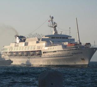 Statek przybijający do portu 