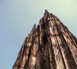 Der Kölner Dom bei blauem Himmel